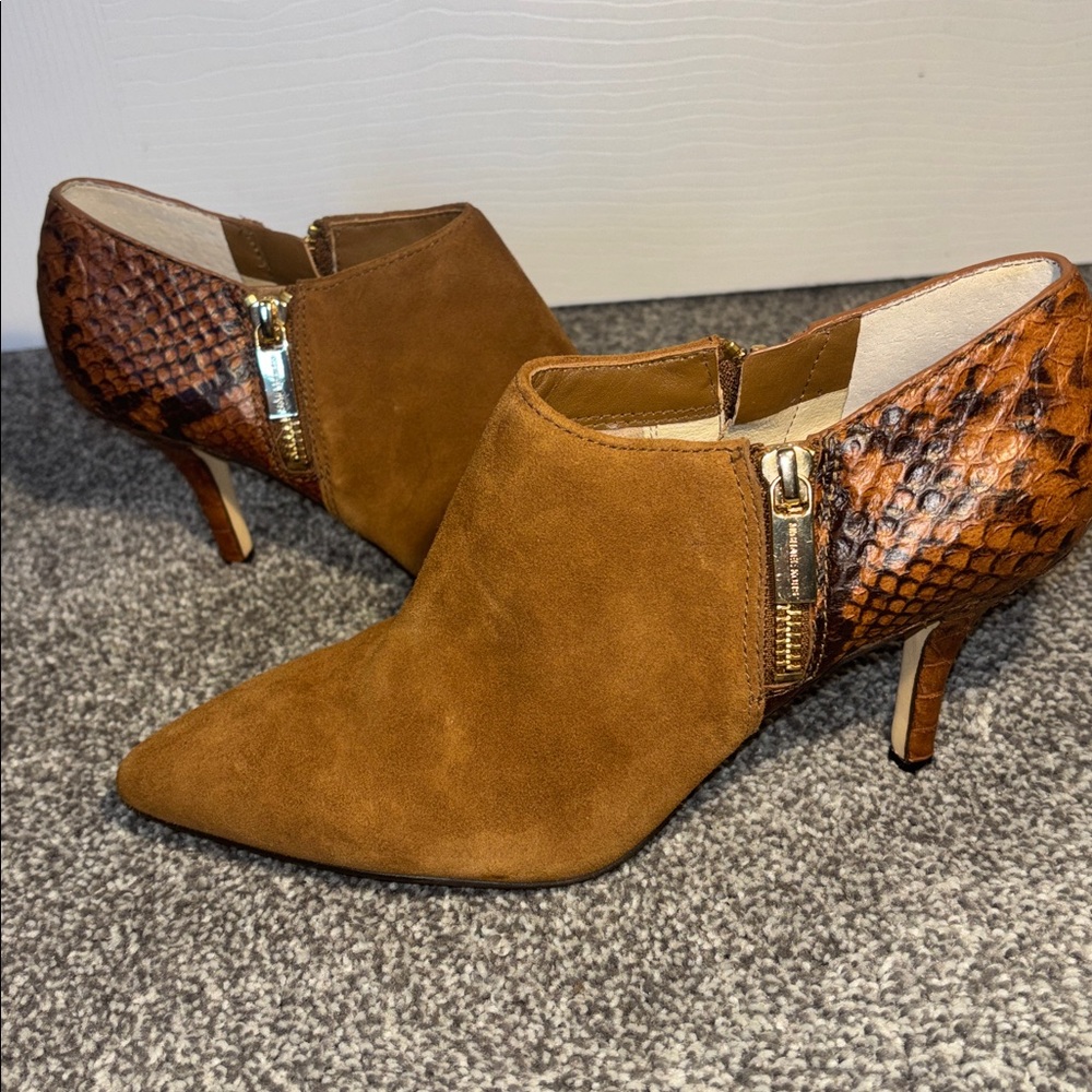 Michael Kors Chestnut Suede Pointed Toe Ankle Booties w/ Snakeskin Heel size 6M - Picture 10 of 10